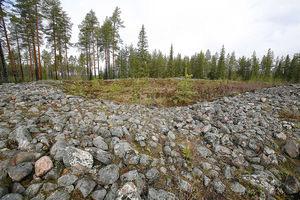 TUULIVOIMALAT KESKELLÄ METSÄÄ VOIVAT MUODOSTAA UHKATILANTEITA KULTTUURIPERINNÖLLE Kastellin jätinkirkko Raahen Pattijoella on ehdolla Unescon maailmanperintökohteeksi.