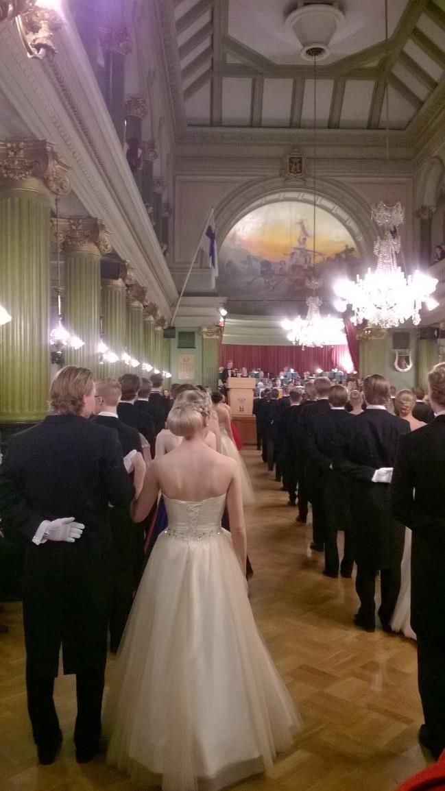 LUKIOON HAKEMINEN JA OPISKELUPAIKAN VASTAANOTTAMINEN Turun Suomalaisen Yhteiskoulun lukiossa on valittavinasi kolme eri lukiolinjaa: yleislukiolinja, luonnontiedelinja ja merilinja.