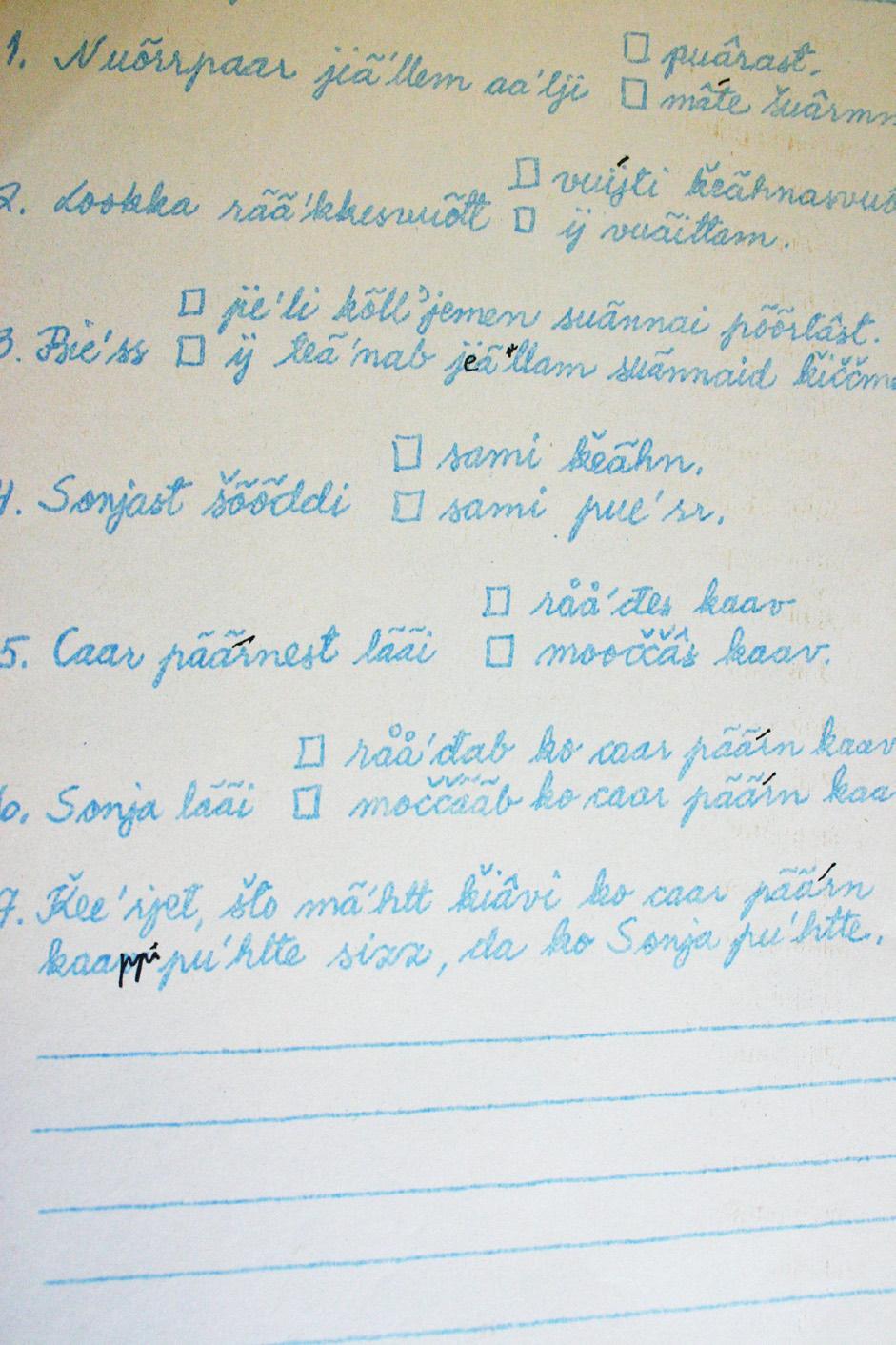 122 Jouni Moshniko Satu Moshniko Tõin le jje mainnâz mie cc jie llʼjin, puäʒʒhååmmast, päärnai jie llmest dno. Päärna lie čie ppes pirsteei da nääi t sij jiijj pirste še kaartid ǩeerjid.