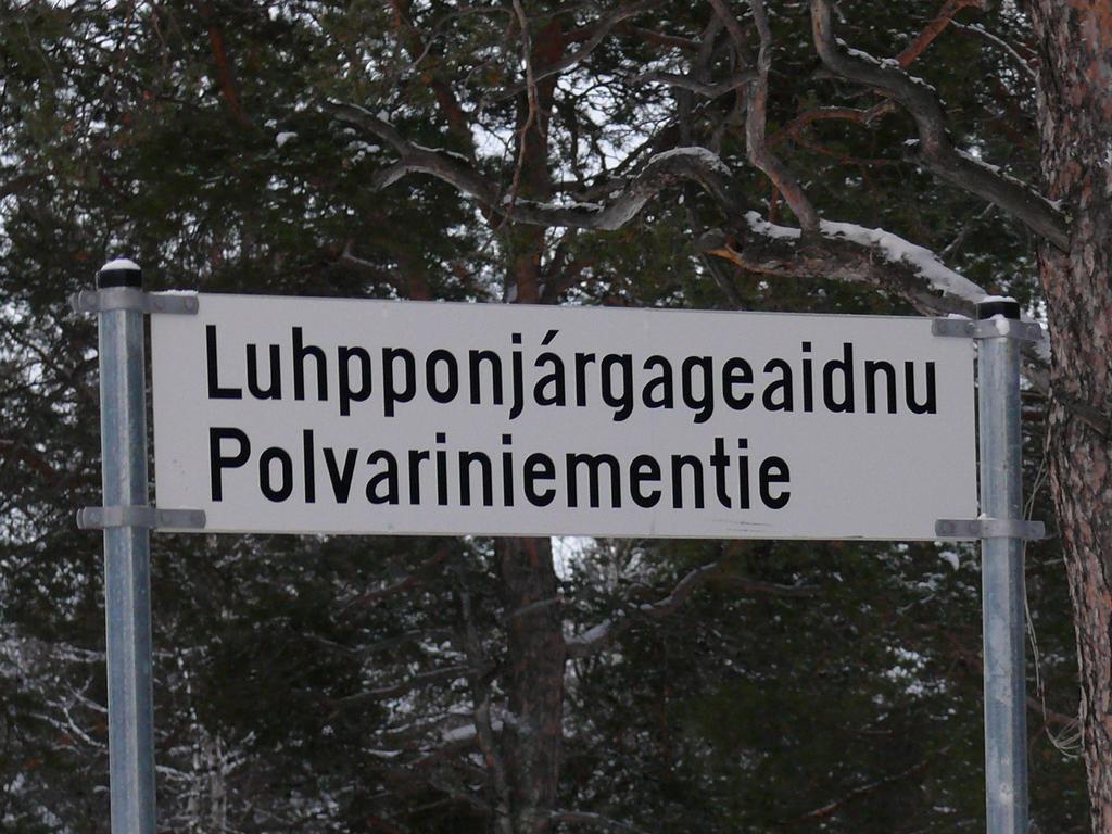 Sámi báikenamat Suoma ja Norgga bealde Saamenkieliset paikannimet Suomessa ja Norjassa 143 Govva 1: Ohcejoga gieldda doaresbeale guovlluid geaidnogalbbain sámegiel namma