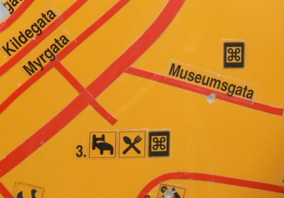 Kuva 3: Utsjoen kirkonkylässä suomenkielinen nimi on tienviitoissa ylimmäisenä. Kuva: Juha Lohi.