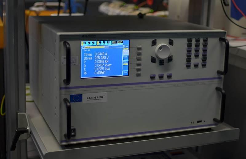 35 5.2 Zimmer LMG500: Sähkön laatuanalysaattori Kuvassa 10 on Zimmer LMG500, joka on 1-8 kanavainen sähkön laadun analysaattori.