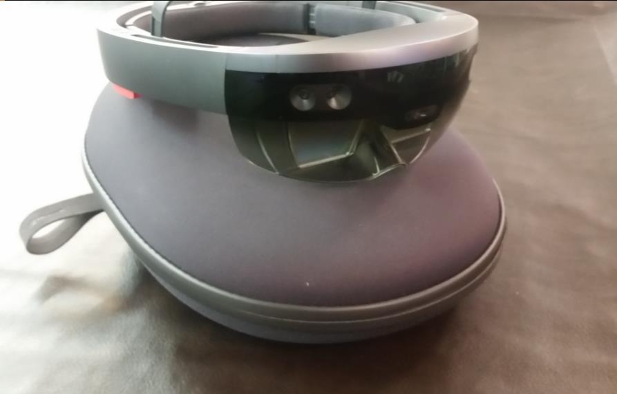 13 (33) Kuva 2 Microsoft Hololens -lasit, yhdistettyyn todellisuuden kokemiseen suunniteltu holografinen tietokone.