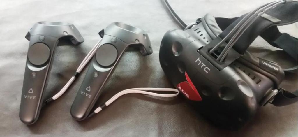 14 (33) Kuva 3 ADE Oy) HTC Vive -lasit, käsiohjaimet ja johto, jolla se yhdistetään tietokoneeseen (Kuva HCT Vive -laseja käytetään monissa kaupallisissa yrityssovelluksissa laajan liikkumisalan