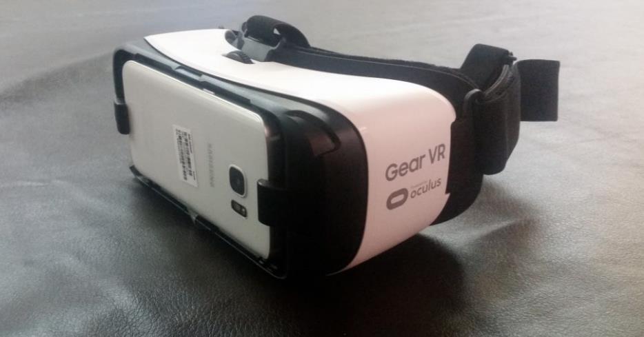 15 (33) Kuva 4 Samsung Gear -lasit. Sisäänupotettu älypuhelin näkyy kuvassa vasemmalla.