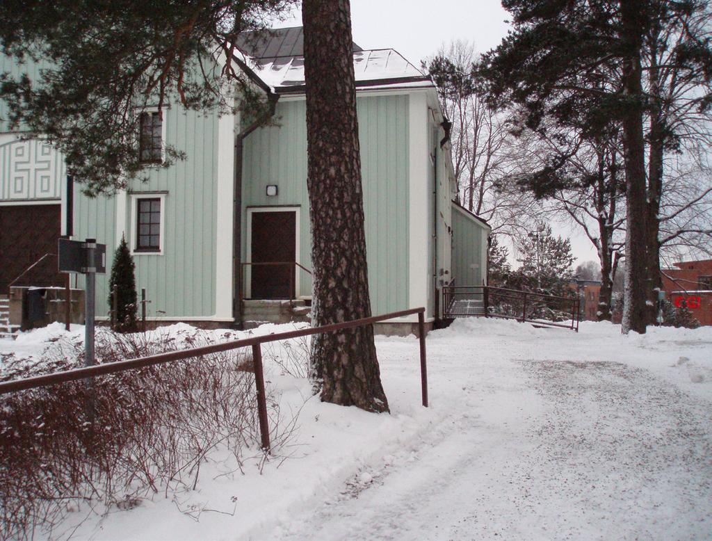 (3) Kirkkopolulta seurakuntasalin vieressä on raput, joissa aluksi käsijohde vasemmalla puolella ja tasanteen jälkeen oikealla puolella.