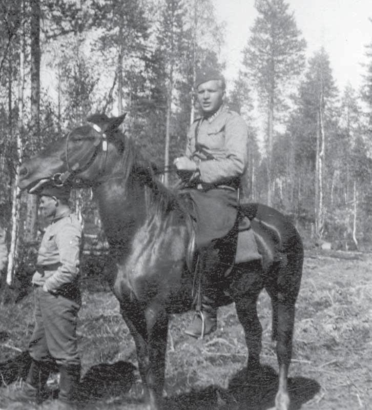 Samalla he eivät voi peittää pettymystään omiin esimiehiinsä, joille sotakouluissa opetetut säännöt ja pokkuroimiset olivat tärkeämpiä kuin omien