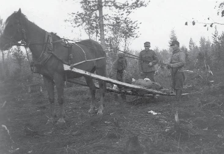 haavoittuneena puun juurelle varmaan kuolemaan. Matkaa kotimaahan oli kymmeniä kilometrejä, ja vihollisen määrältään moninkertaiset takaa-ajajat lähestyivät.