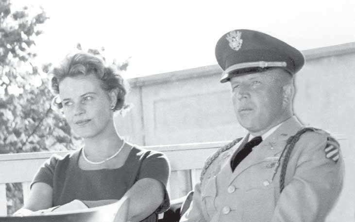 Ilse Koli ja USAn armeijan eversti Kalle Keränen seuraamassa sotilasparaatia amerikkalaisessa Sweinfurtin varuskunnassa Saksassa 1959.