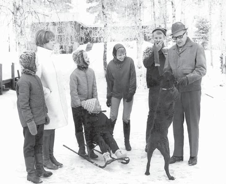 Kolin perhe Tampereen kodin pihalla jouluna 1968, kolme kuukautta ennen perheen isän kuolemaa. Vas. Kitta, Ilse, Raija, Mari (kelkassa), Hanne, Pekka, Paavo ja Cathy-koira.