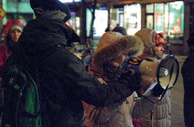 juvammalle suomen kielelle. Masomeh Nazari puhumassa Joensuun torilla. s. 54 Vapaaehtoistoiminnan verkosto on myös osa kansalaistoiminnan kehittämistä ja yksi JAKE-hanketoimintojen levittämis- ja juurruttamiskärjistä.