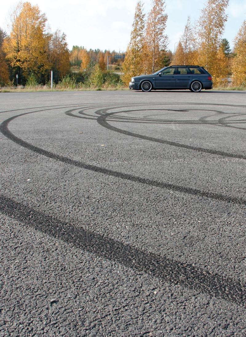 Vähän Lamborghinia, paljon Porschea =RipeeRi Teksti ja kuvat Jape Tiitinen Sotkamo Kaikki alkoi Jonin ensimmäisestä oikeasta autosta, Honda Preludesta. Uusi maali ja uudet kujeet.