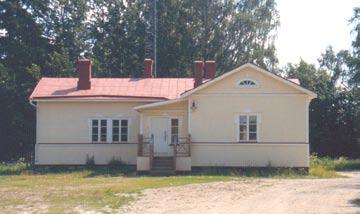 Kumpulan ylväs arkkitehtuuri viittaa 1920-luvun klassismiin. Saarikylien nuorisoseura perustettiin vuona 1905.