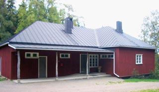 Arkkitehti Paavo Tiitola lahjoitti piirustukset ja vanhan talon purkamisen ja uuden rakentamisen sai tehtäväkseen rakennusmestari Kalle Aalto.