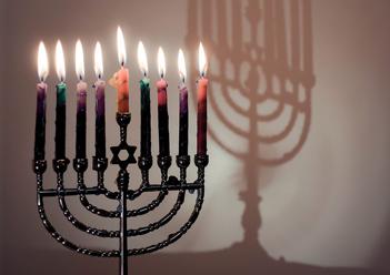 Lehtimajajuhla = Sukkot = soihtujen juhlaa vietetään pääasiassa sadonkorjuun kunniaksi. Toinen aihe on erämaavaellus.