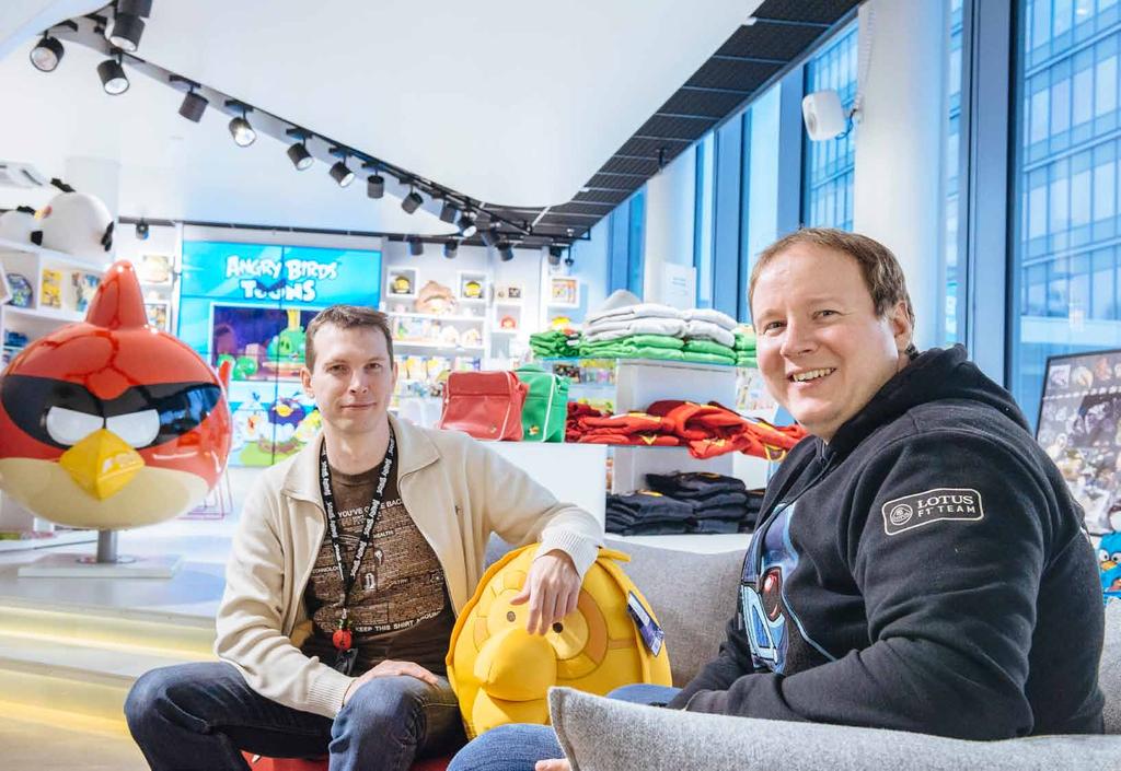 Rovio Rovio Esimiehet oivalsivat roolinsa vihaisten lintujen kotipesässä Samaan valmennusryhmään osallistuneet Atte Kotiranta (oik.