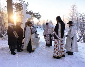 vedenpyhityksen toimittamista Elian kirkon pihalla miestenpiirin