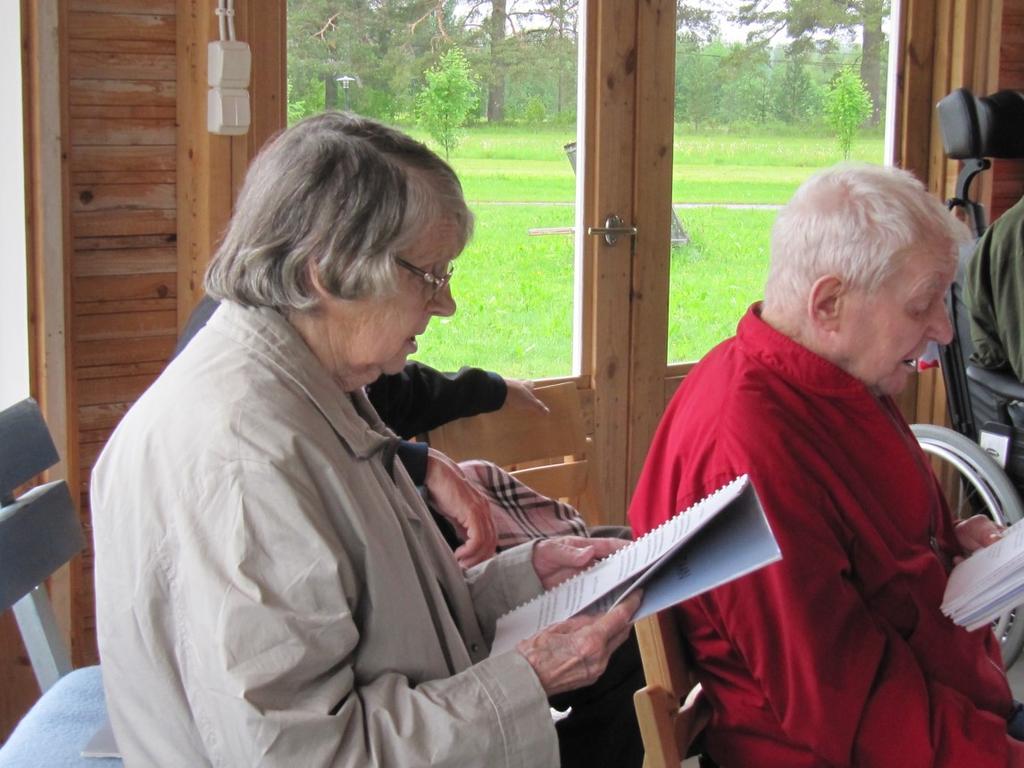 Asukkaat ja henkilökunta olivat valmiina odottamassa vieraita. Viriteltiin tulet ja paistettiin makkaraa.