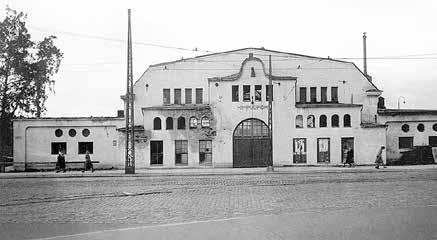 kkitehti K. A. Andersson suunnitteli Hippodromin ja se valmistui vuoden 1910 syyskuussa. 80 Hyppyrimäki Kuva 23 Tanssit Alppilavalla 1946. Vasemmassa yläkulmassa näkyy pyöreä vesisäiliö.