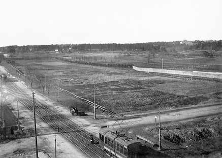 Läntisen Viertotien villat Kaupunki oli 1800-luvun kuluessa palstoittanut Läntisen Viertotien, nykyisen Mannerheimintien, itäpuolella sijainneen alueen kahdeksi suureksi tontiksi.