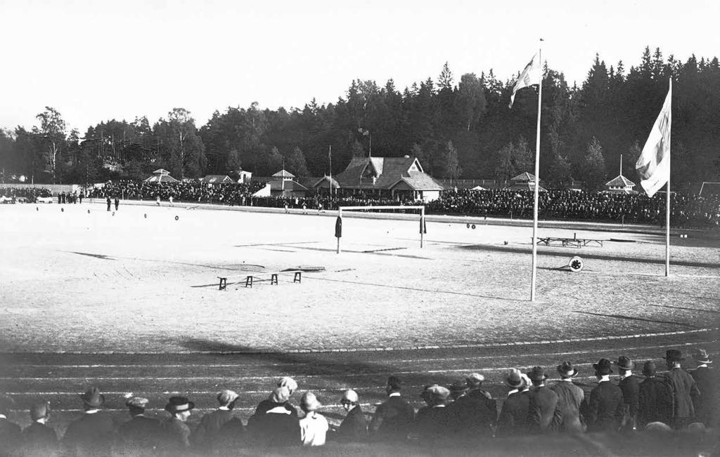 Kaupunginpuutarha sijaitsi 1900-luvun alussa tilapäisissä tiloissa nykyisen Tehtaanpuiston vierellä.