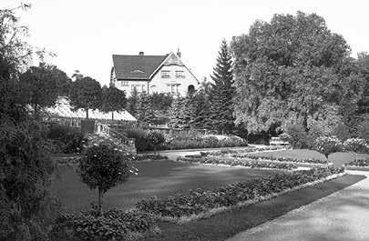 J. af Lindforsin rintakuva sijaitsee Talvipuutarha-rakennuksen edustalla. Tämä Walter Runebergin muovailema rintakuva paljastettiin vuonna 1909.