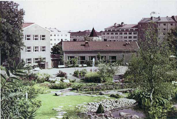 Kuva 67 Lenininpuiston puutarhanäyttelyalue vuonna 1961. Kuvan keskellä suuri koristeallas, etureunassa pieni yläallas. KPOA.