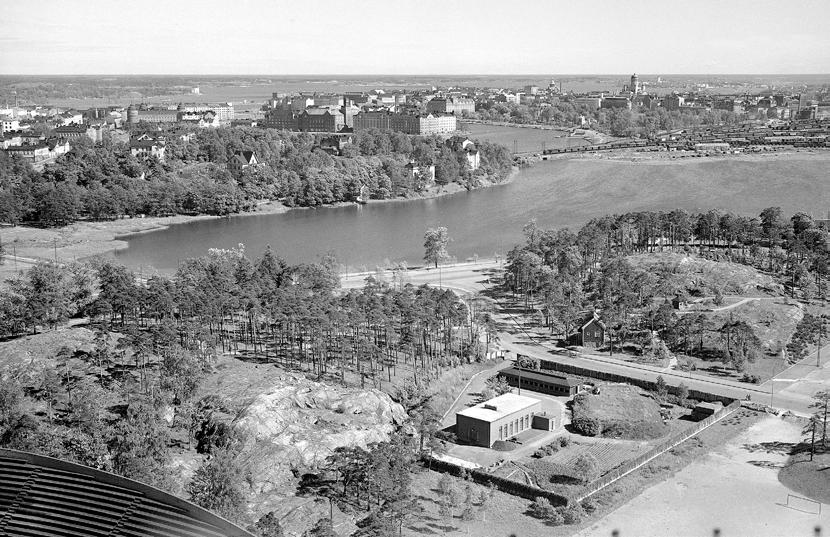 Kuva 68 Lenininpuisto vuonna 1961. Huomaa runsaat kukkivat perenna-alueet. KPOA. Kuva 69 Savilan jätevedenpuhdistamon aluetta Stadionin tornista kuvattuna. Mäntymäki näkyy kuvassa oikealla.
