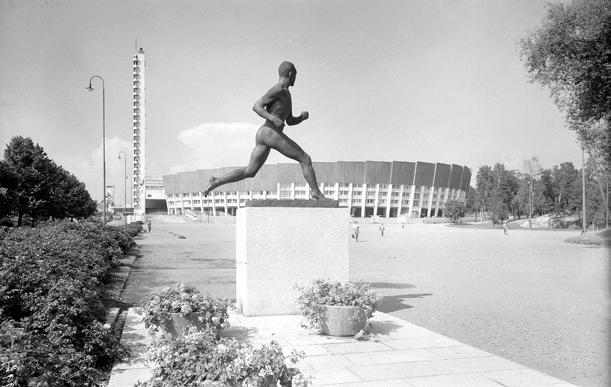 Kuva 84 Stadion ja Paavo Nurmen patsas 1950-luvulla. Valokuva Gustaf Welin. MV. Kuva 85 Birger Brunilan Urheilukadun puistikon suunnitelma vuodelta 1929. HKA. Kuva 86 Urheilukadun puistikko. ML.