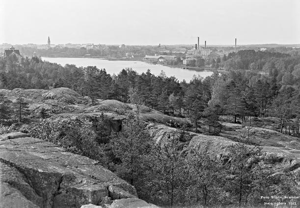 Alueiden säilyneisyys, vaalittavat ominaispiirteet ja arvot Eläintarhan alue on luonteeltaan poikkeuksellinen viheralue kahden tiivisti rakennetun kaupunginosan, Töölön ja Kallion, välissä.