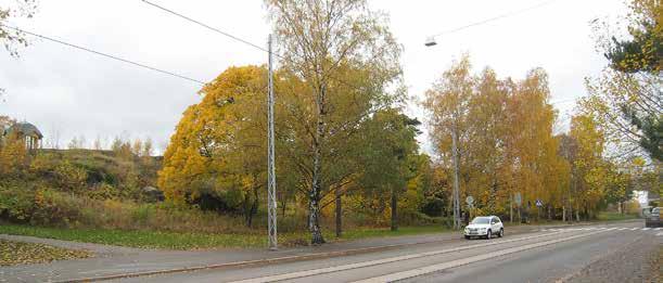 Karu ja kallioinen mäkipuisto vaihettuu puustoisen rinteen kautta puoliavoimeksi lähes puutarhamaiseksi laakson pohjan puistoalueeksi.