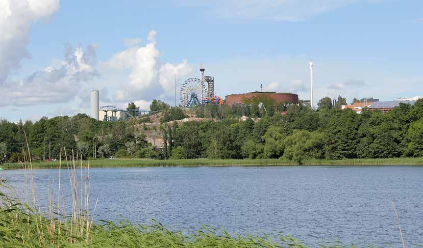 9. Linnanmäki Kuva 136 Näkymä Töölönlahden yli Vesilinnanmäen kallioille. Linnanmäen laitteet hallistevat maisemakuvaa. ML.