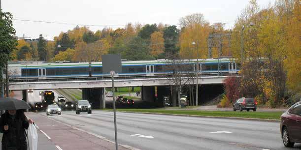 Rata-alue on rajattu osaksi suoja-aidalla. Eläintarhan alueella radalla on kolme alikulkusiltaa, Nordenskiöldinkadun, Tivolitien ja Helsinginkadun kohdalla.