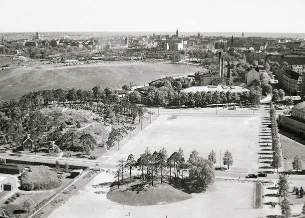 1. Olympiastadionin rinne, etukentät ja Kisahallin eteläpääty Kuva 154 (yllä) Messukenttä ja Kisahalli sekä Mäntymäki Stadionin tornista kuvattuna 1949. MV.