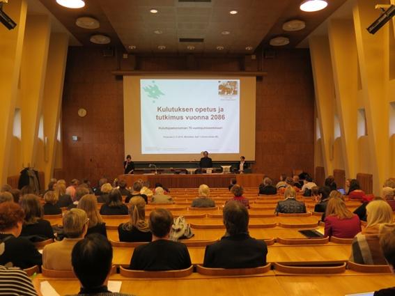 Kuluttajien osallistuminen jakamistalouteen MMK Roosa Luukkanen esitteli jakamistaloutta käsittelevää kandidaatintyötään. Hän pohti tavaroiden ja palvelujen yhteiskäyttöä.