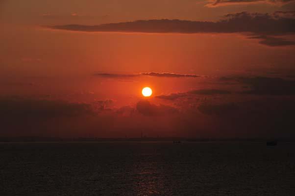 u Auringonlasku Säilyttää auringonlaskun ja auringonnousun voimakkaat värisävyt.