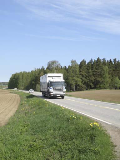 Piennarta pitkin. Haja-asutusalueilla ei ole kevyen liikenteen väyliä. Lapsella on oikeus linjaautokyytiin, jos koulumatka ylittää kolme tai viisi kilometriä.