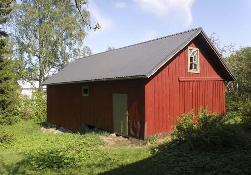 Ulkorakennuksia puusta ja kivestä. Tiilitaloissa, olkoonkin komeita kuin Tuuloksessa, eivät asuneet ihmiset vaan karja. Punamultaiset ulkorakennukset ovat luontevia lähes ikkunattomina.