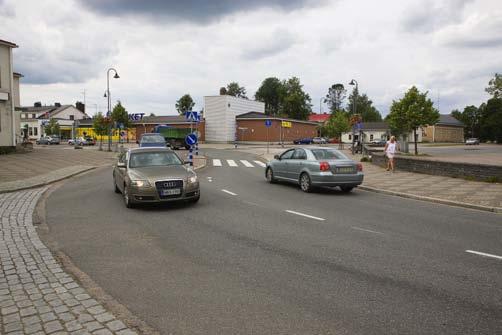 Maaseudun asukkaat kokevat usein julkisen liikenteen palvelut huonoiksi, ja käyttävät mieluummin omaa henkilöautoa. Autoistuminen on puolestaan vähentänyt julkisen liikenteen tarjontaa entisestään.