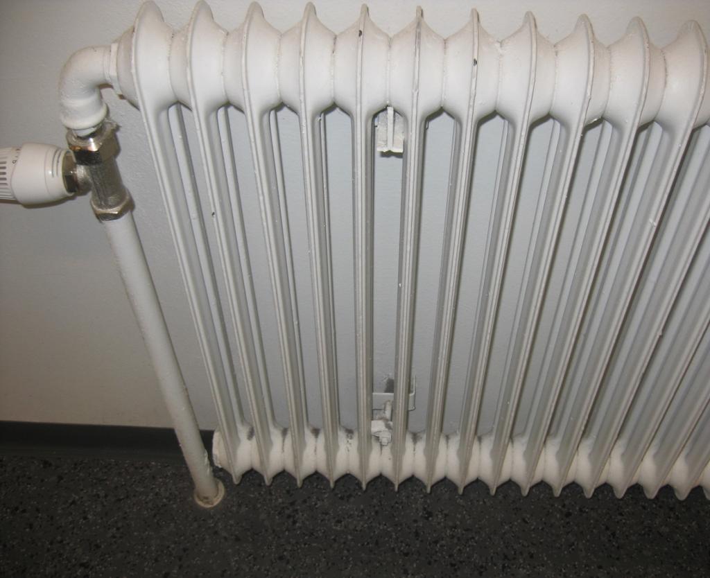 Esimerkkinä lämmityspatterit (kuvat TAMKin luokista ja