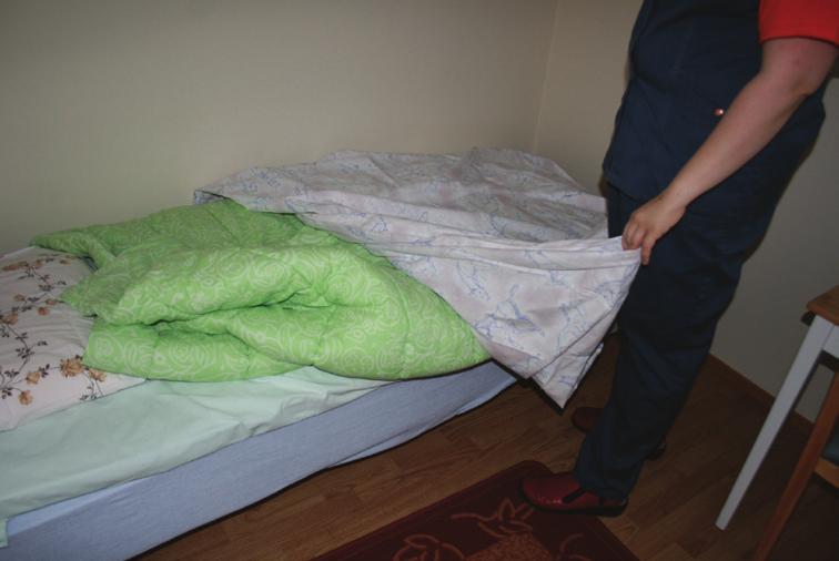 KODINHOITO Levitä puhdas pussilakana sängylle.
