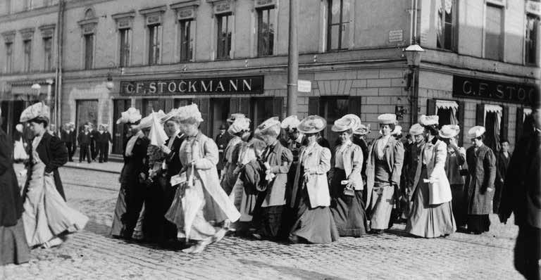 Naisilla ei ollut vaalikelpoisuutta Ä änioikeus ei tuottanut naisille vaalikelpoisuutta, oikeutta tulla valituksi kaupungin tai maalaiskunnan valtuuston jäseneksi, valtuusmieheksi.