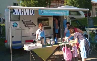 rolaiset jakoivat Kaitseliite-kotkalla varustettuja ilmapalloja ja taisi niitä muutama lähteä idän suuntaankin. Lieneekö terveiset menneet perille?