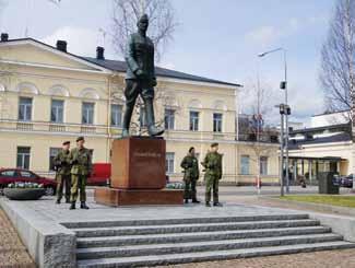 kapteeni Jaakko Lamberg ja ylil. Seppo Anttalainen. Maavoimien res.upseerit ovat vihreissä maastopuvuissa ja laivaston res.upseerit mustissa asuissaan.