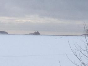 Mansikkalahdessa ja Sapokassa avomeri velloo rantoja, mutta täällä vielä näyttää olevan jäätä.