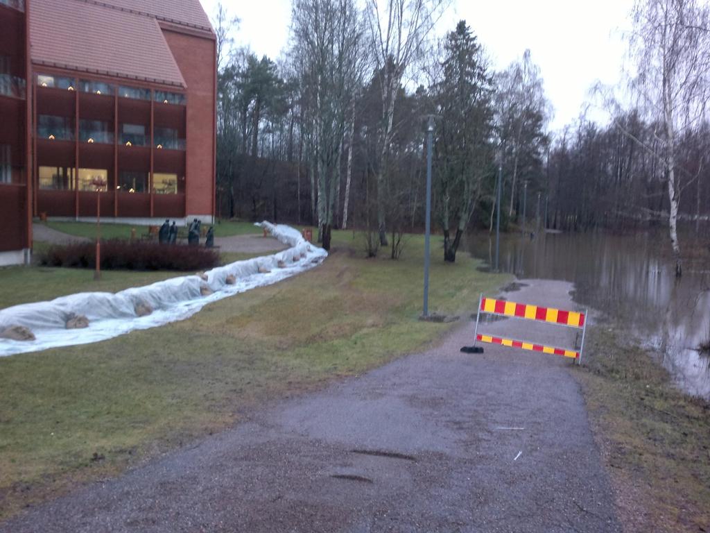 Vedenkorkeus vallin rakentamishetkellä maanantaiyönä VEDENNOUSU ESPOON HIIPPAKUNNAN