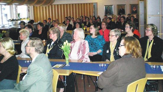 Hän vertasi leijonatoimintaa ginko-puuhun, jonka lehtiin myös yleisö sai tutustua.