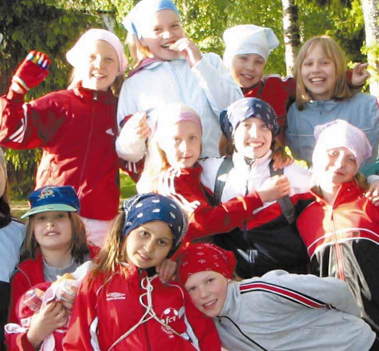 Leirillä lapset pääsevät harrastamaan disco-tanssia, jalkapalloa, lippupalloa, painia, salibandyä, suunnistusta, telinevoimistelua, uintia, ultimatea ja yleisurheilua.