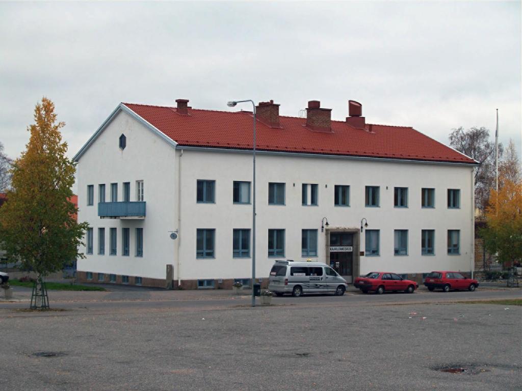 11. Kaarlonkeskus, Annaliisankatu Kiinteistö Oy Kemijärven Kaarlonkeskus on valmistunut vuonna 1950. Kaksikerroksisen rapatun kivitalon katujulkisivun keskellä on kivikehyksinen pääsisäänkäynti.