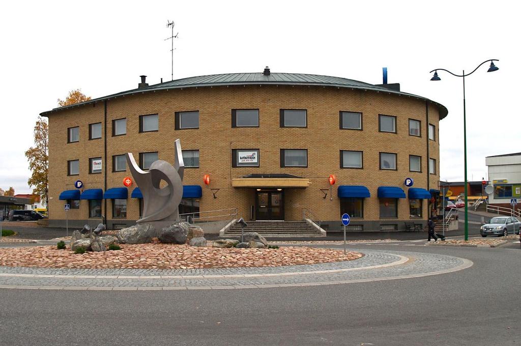 13. Osuuskassan talo Arkkitehti Erkki Koiso-Kanttilan suunnittelema Osuuskassan, nykyisen Osuuspankin, talo valmistui 1955. Sen julkisivut ovat keltatiilestä.